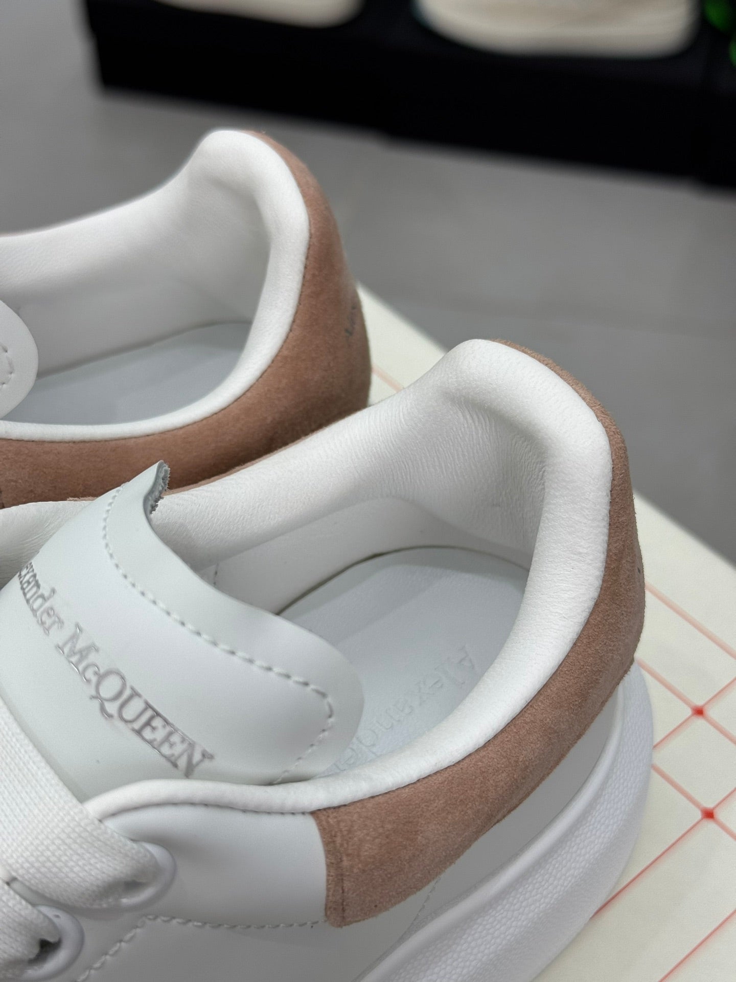 ALEXANDER MCQUEEN SNEAKER WHITE TALLONE ROSA CIPRIA (VELLUTO