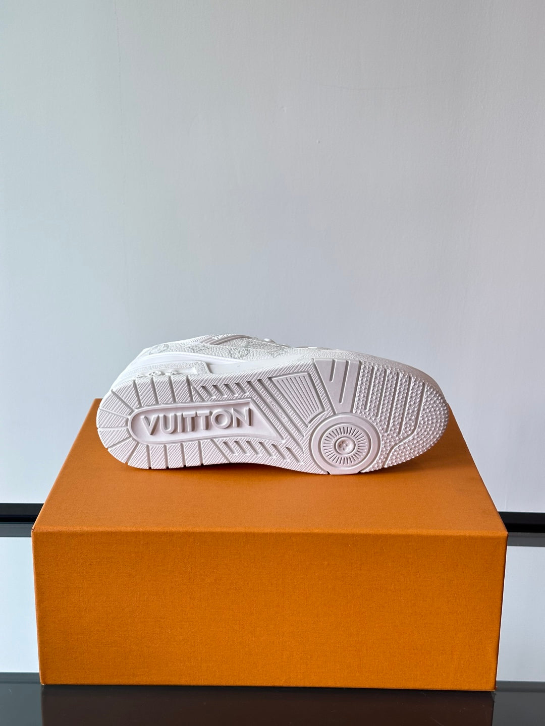 LOUIS VUITTON TRAINER WHITE MONOGRAM