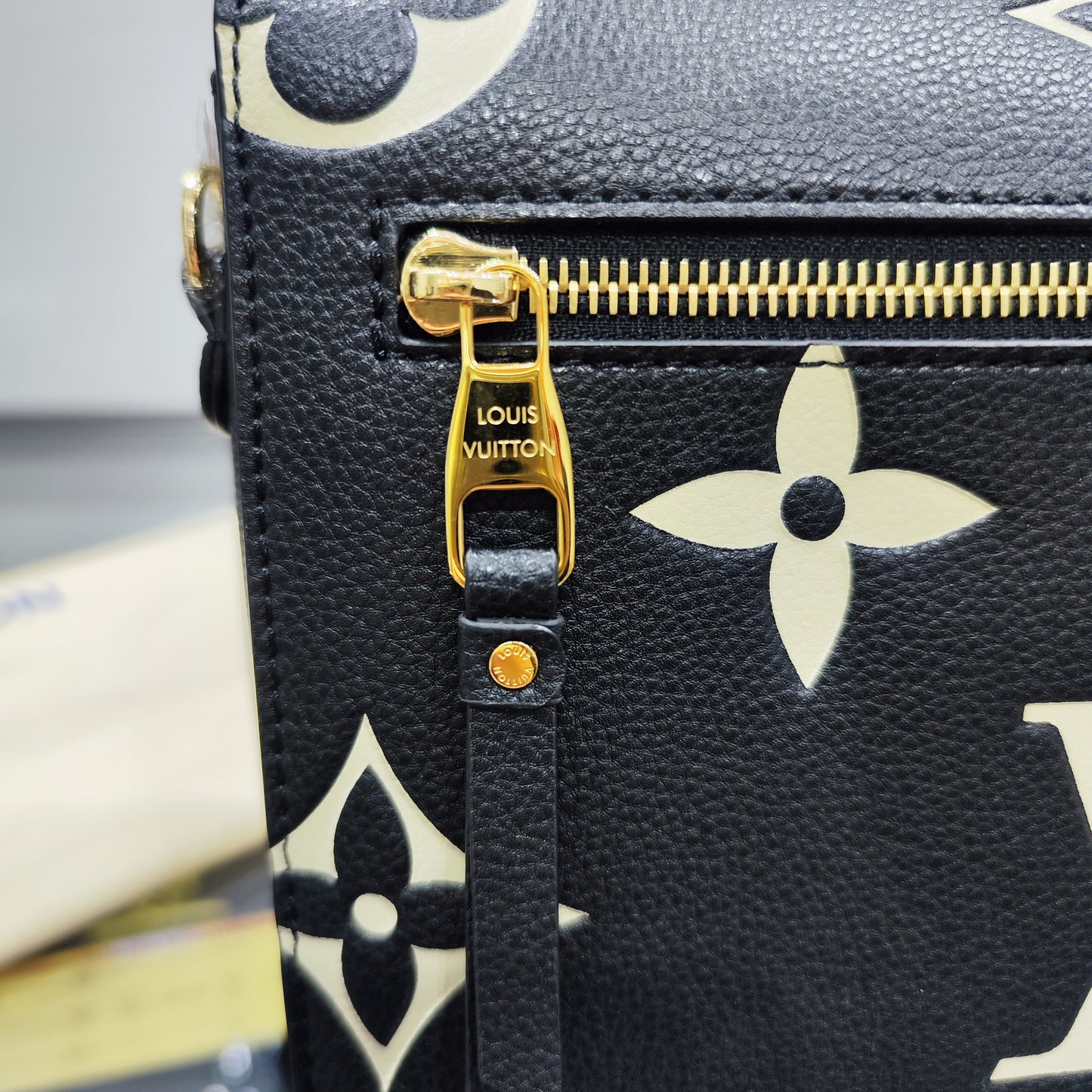 Louis Vuitton Pochette Metis Monogram Bicolor 25cm