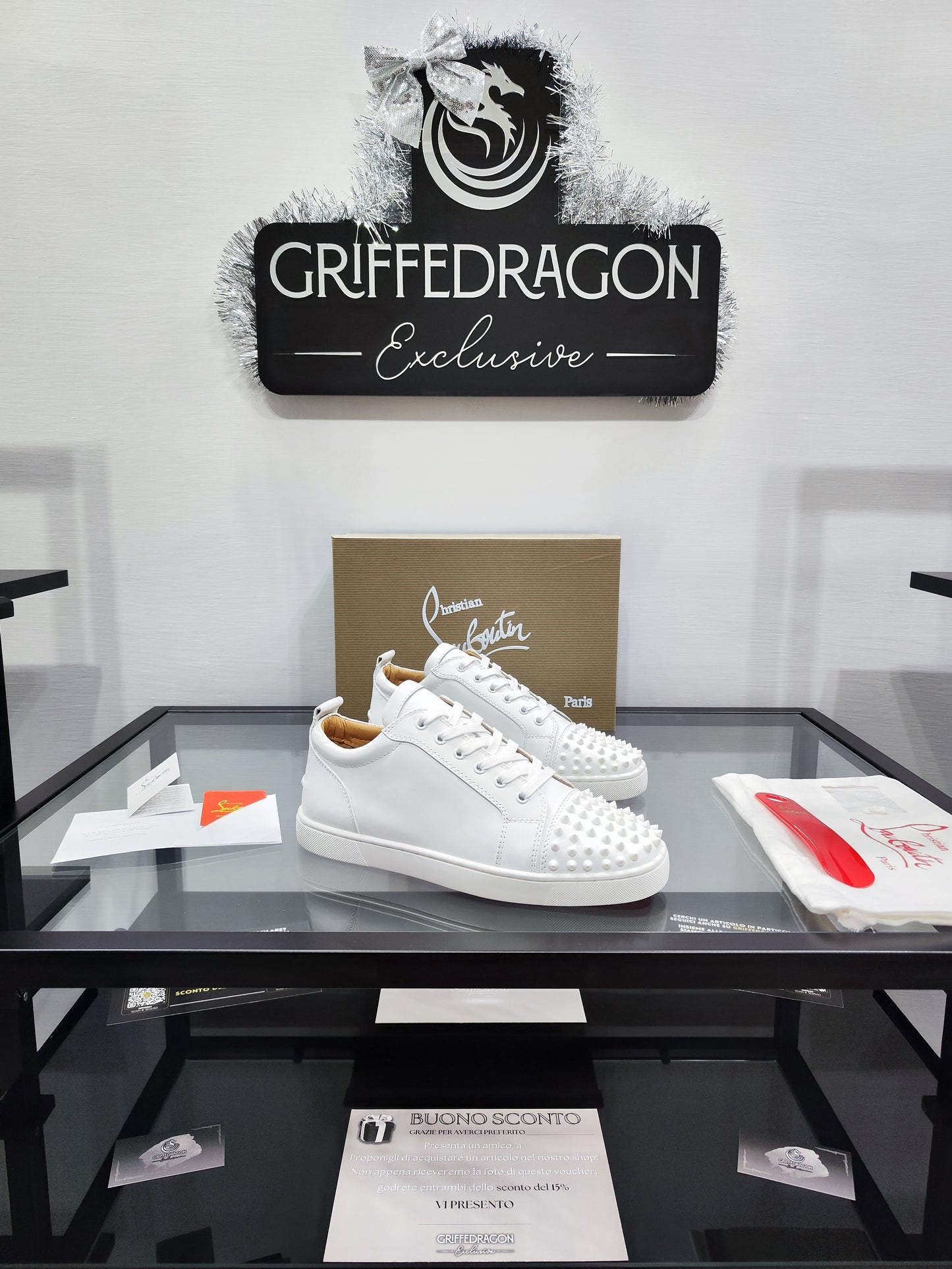 Christian Louboutin Spikes Pelle con Borchie - White