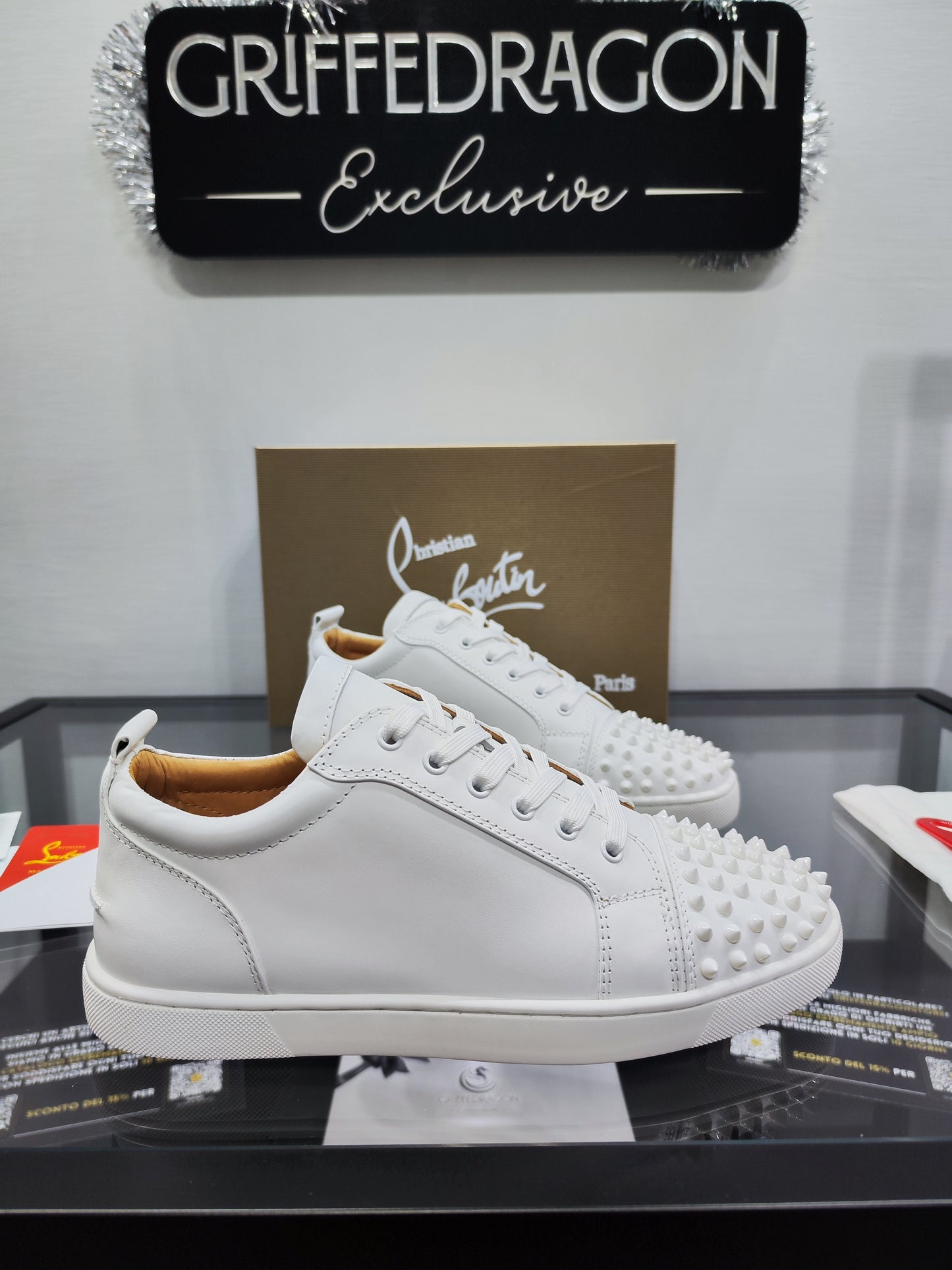 Christian Louboutin Spikes Pelle con Borchie - White