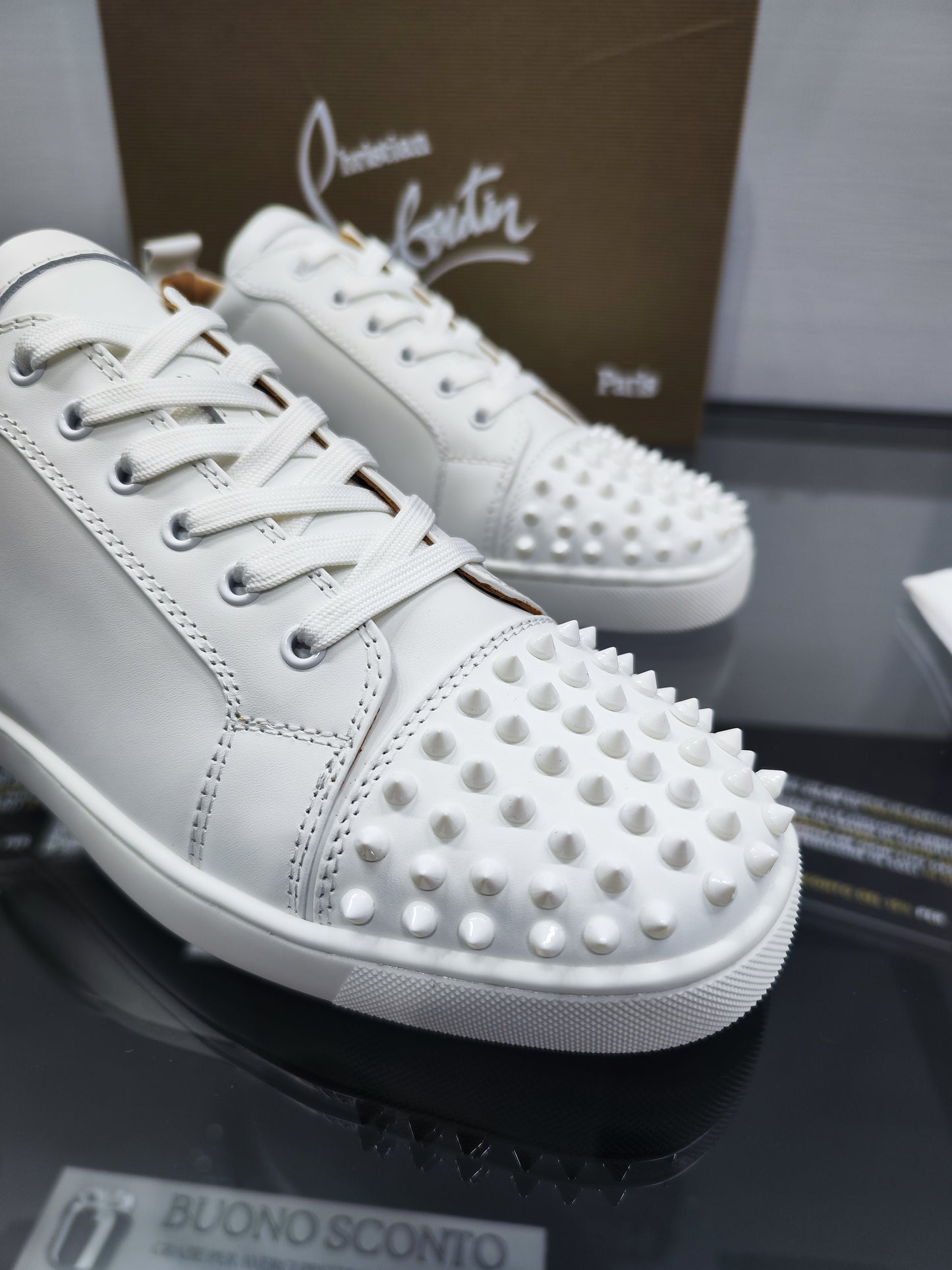 Christian Louboutin Spikes Pelle con Borchie - White