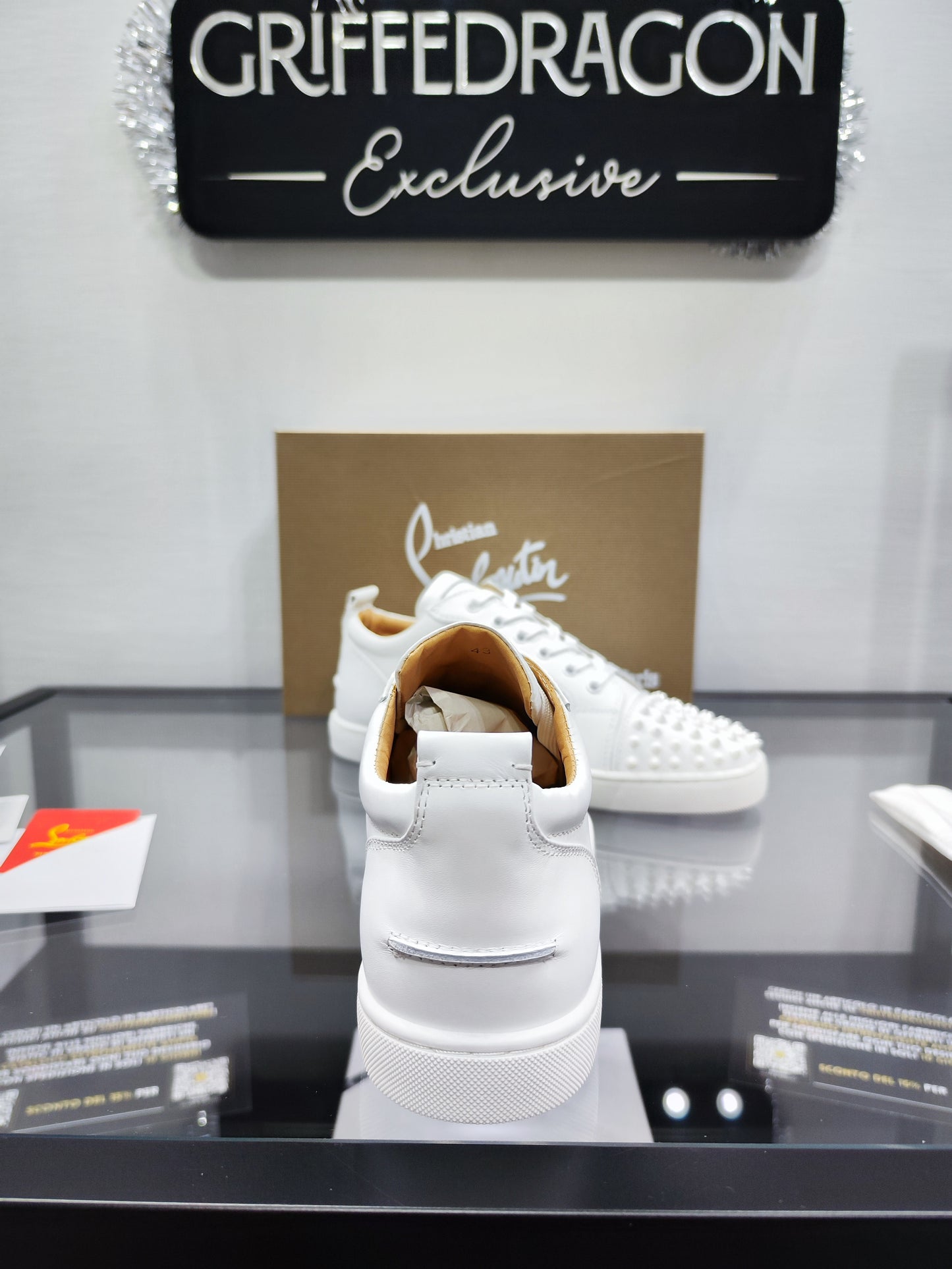 Christian Louboutin Spikes Pelle con Borchie - White