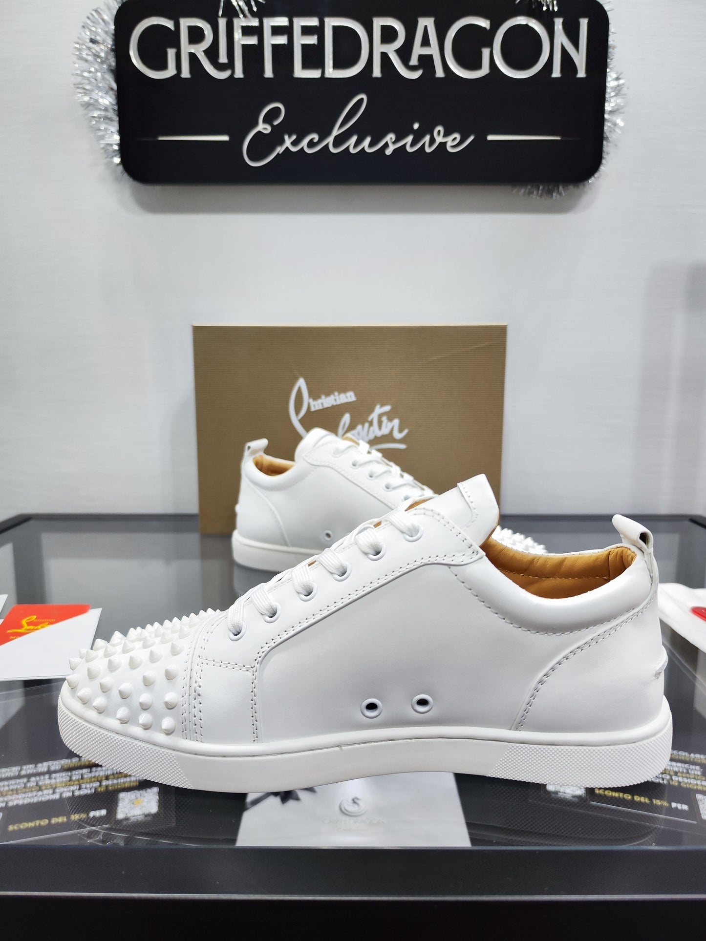 Christian Louboutin Spikes Pelle con Borchie - White