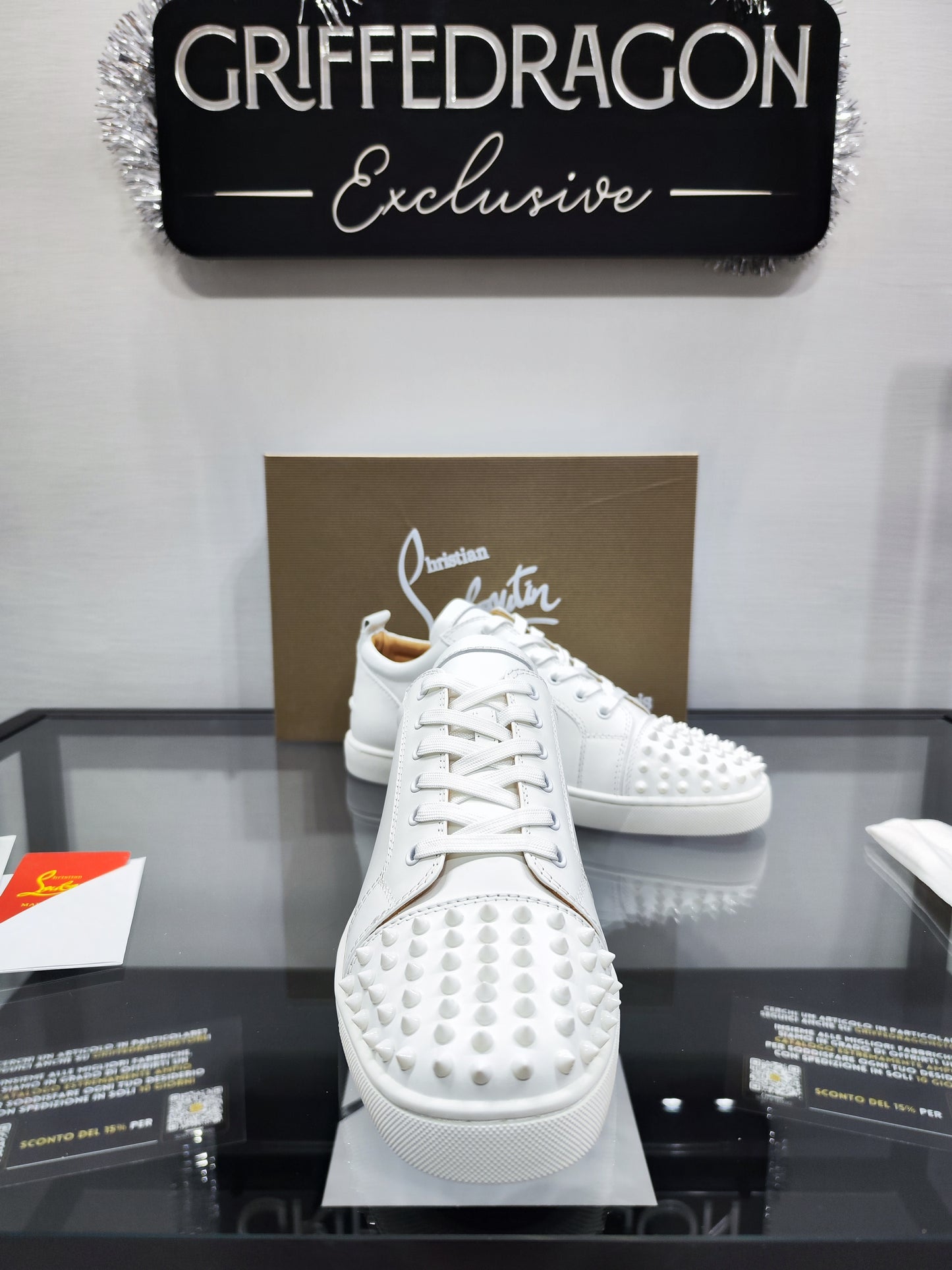 Christian Louboutin Spikes Pelle con Borchie - White