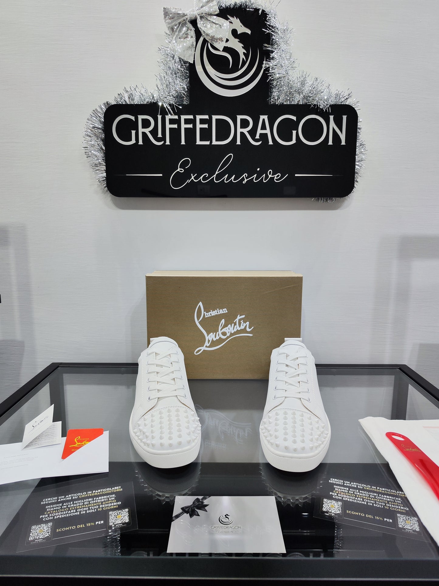 Christian Louboutin Spikes Pelle con Borchie - White