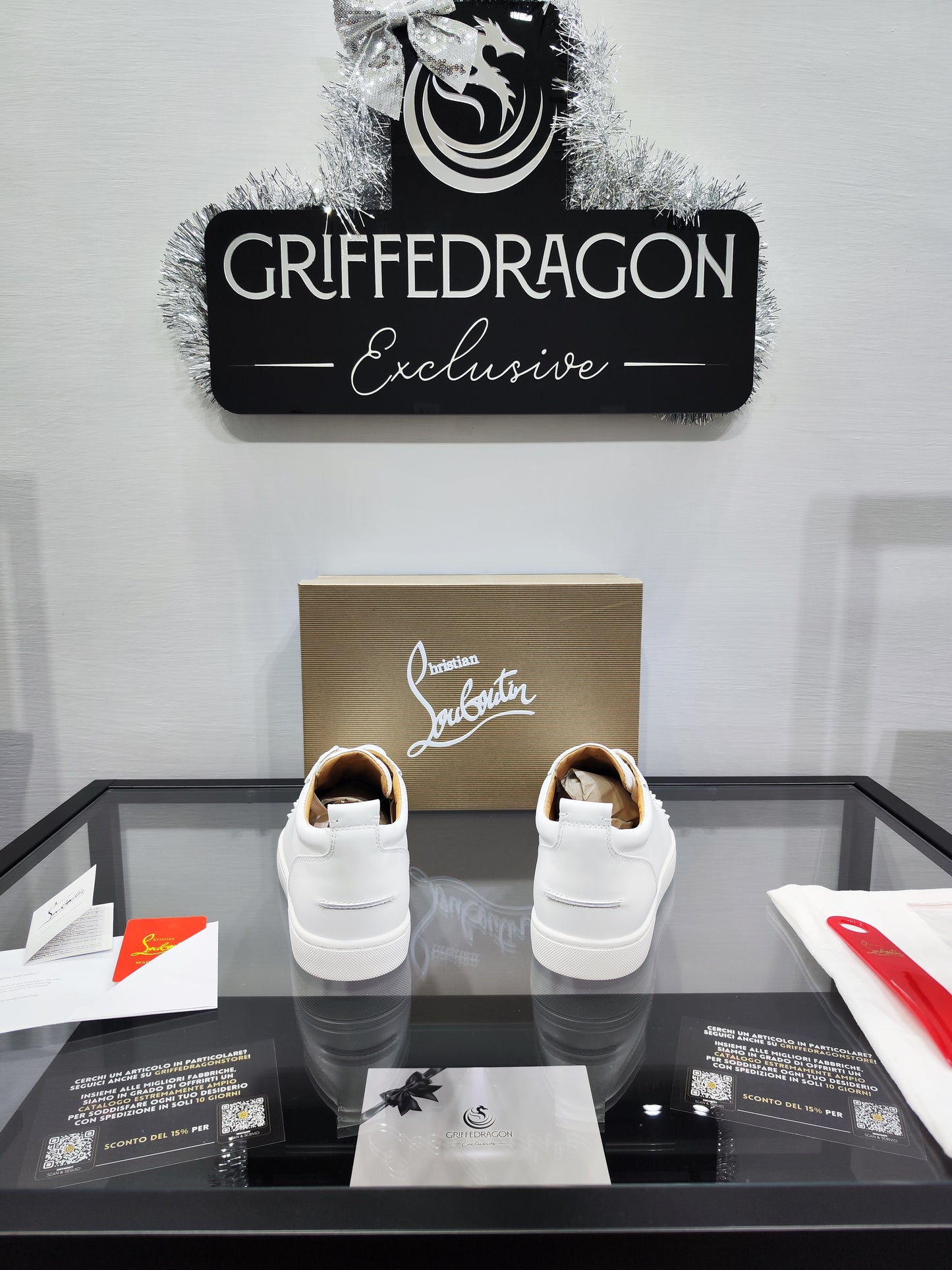 Christian Louboutin Spikes Pelle con Borchie - White