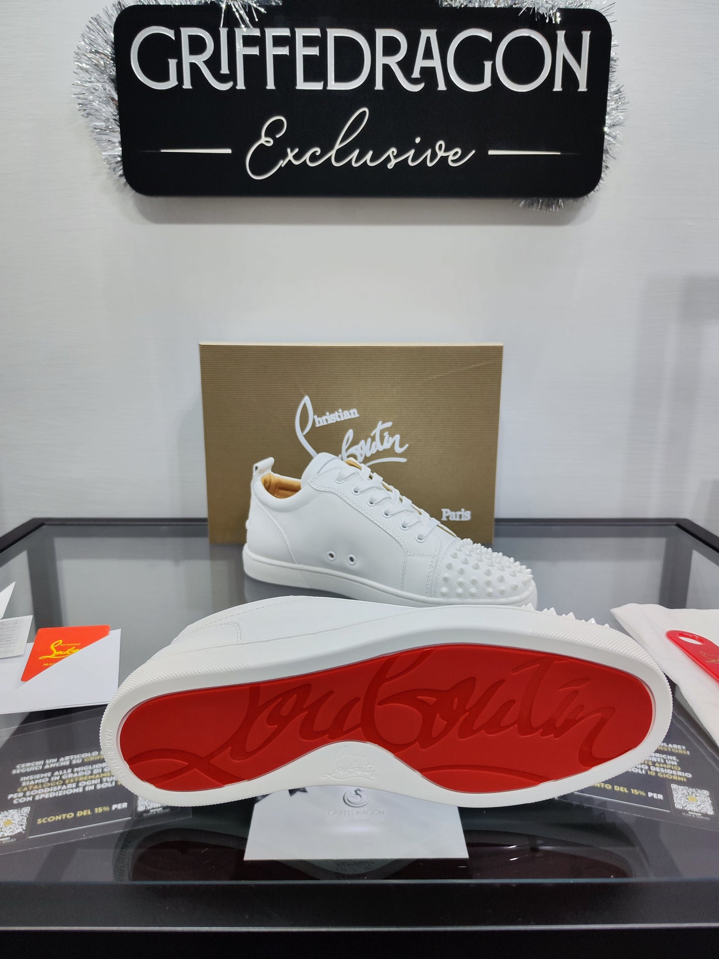Christian Louboutin Spikes Pelle con Borchie - White