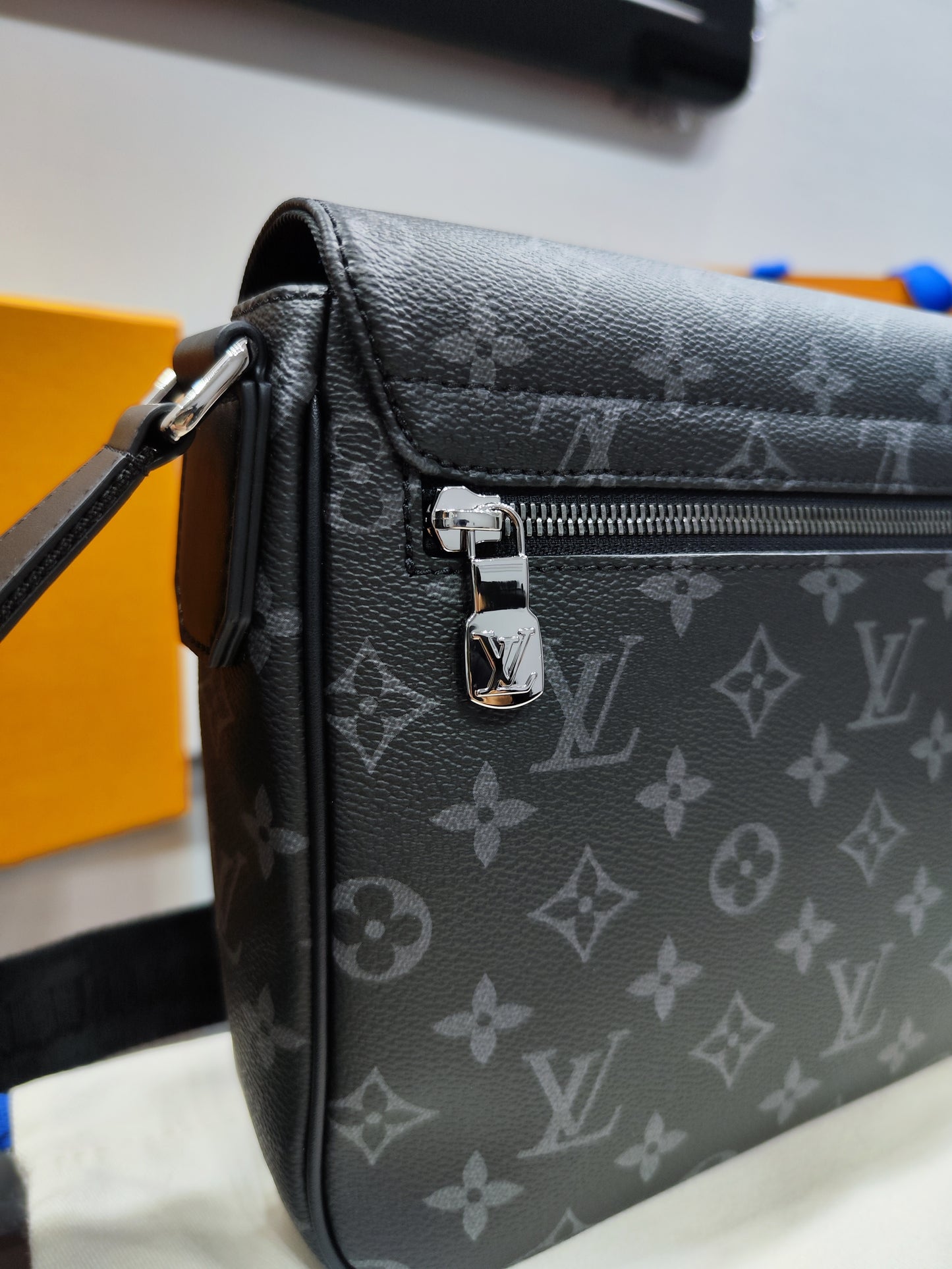 LOUIS VUITTON TRACOLLA DISTRICT PM "MONOGRAM ECLIPSE"