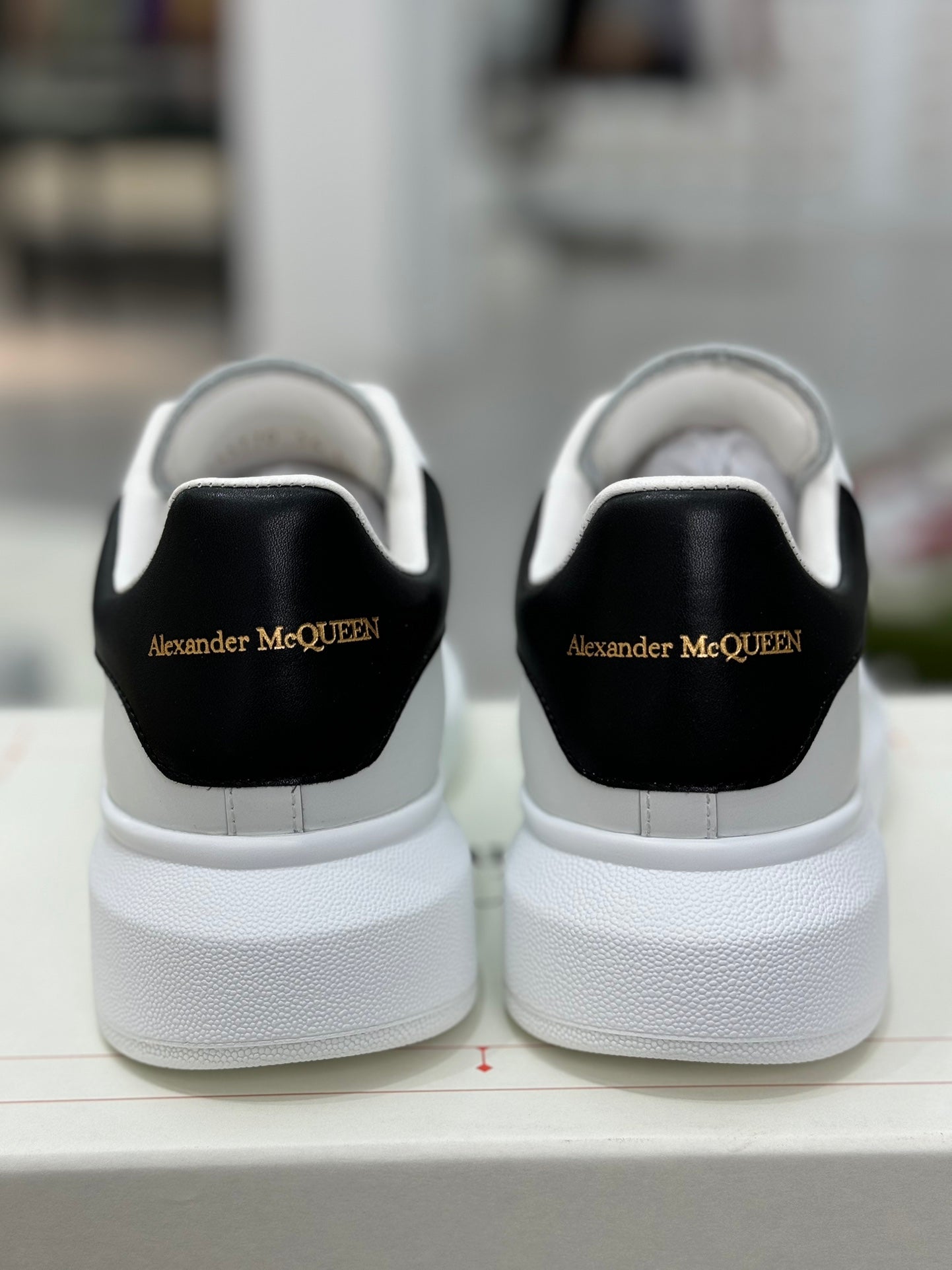 ALEXANDER MCQUEEN SNEAKER WHITE RETRO BLACK (PELLE)
