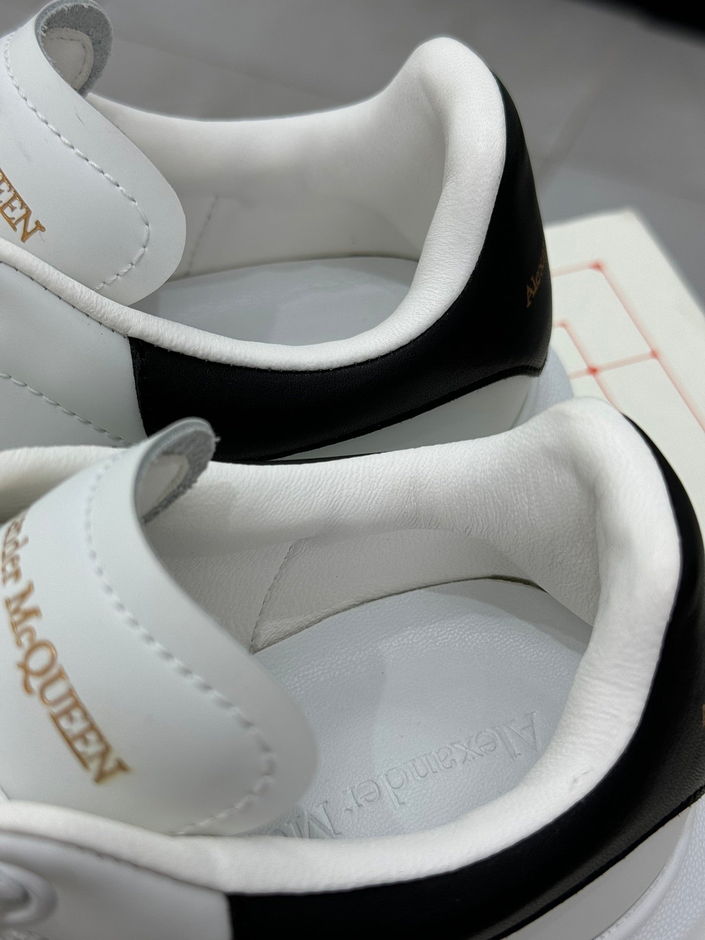 ALEXANDER MCQUEEN SNEAKER WHITE RETRO BLACK (PELLE)