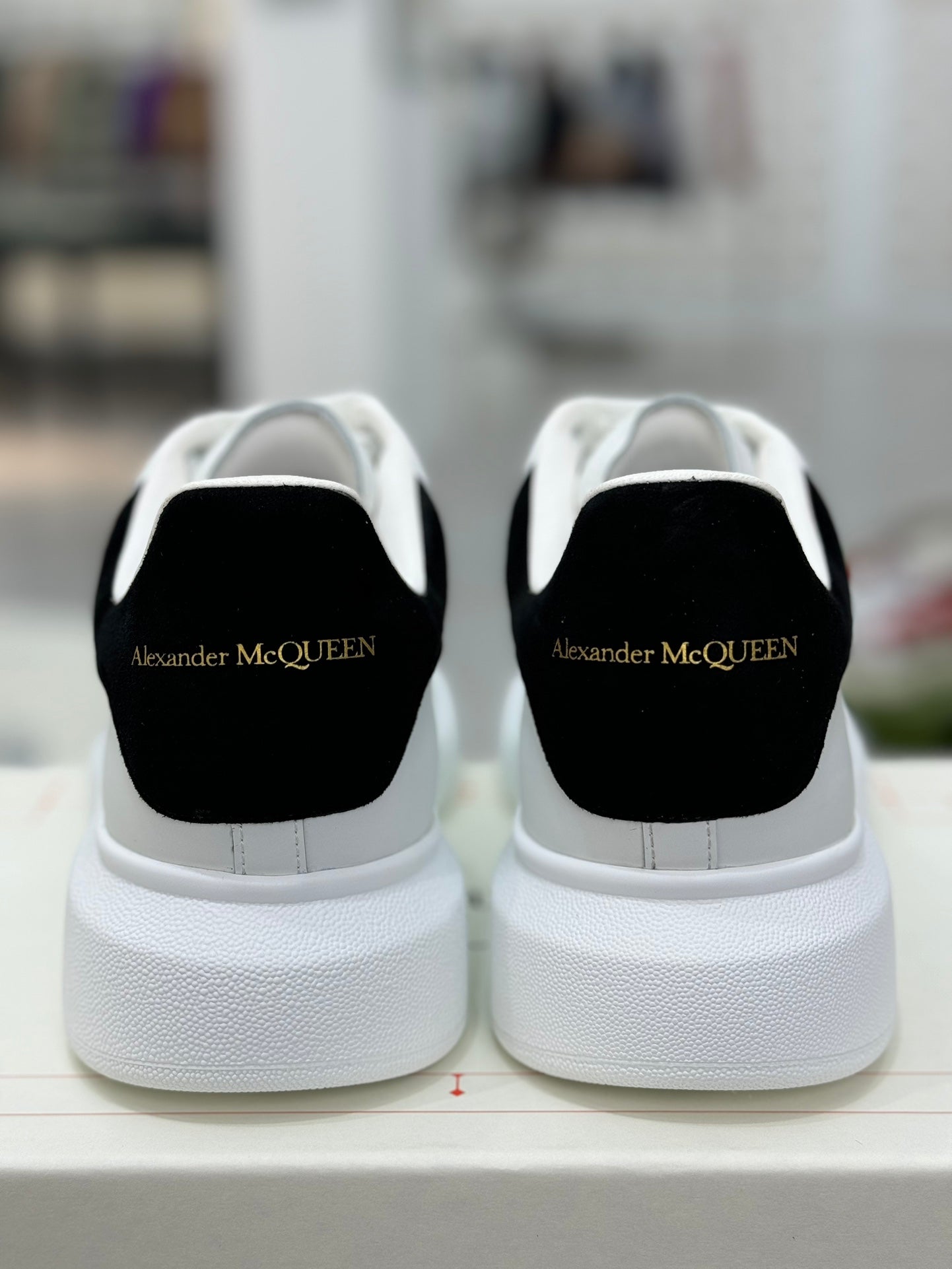 ALEXANDER MCQUEEN SNEAKER WHITE RETRO BLACK (VELLUTO)