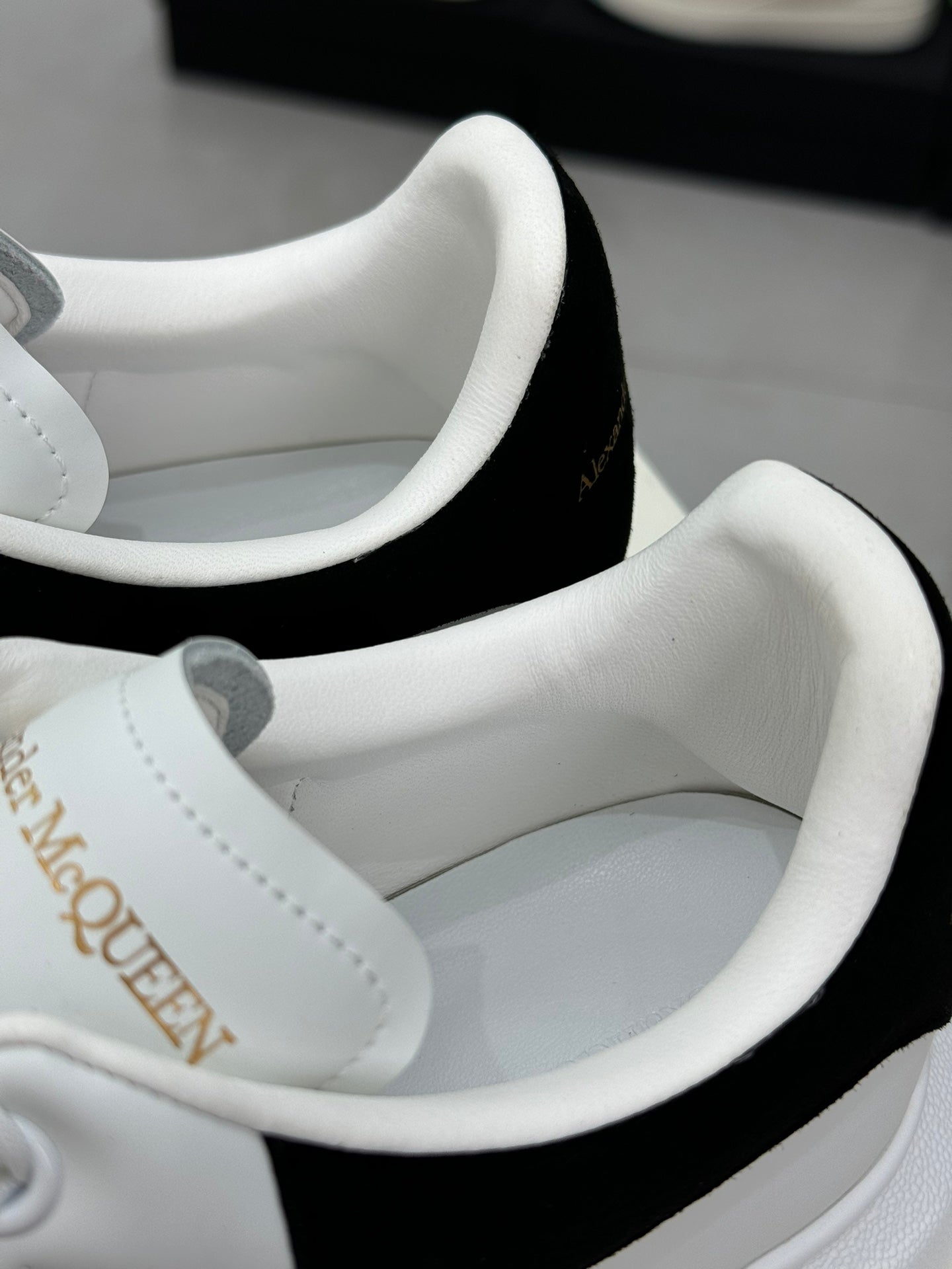ALEXANDER MCQUEEN SNEAKER WHITE RETRO BLACK (VELLUTO)