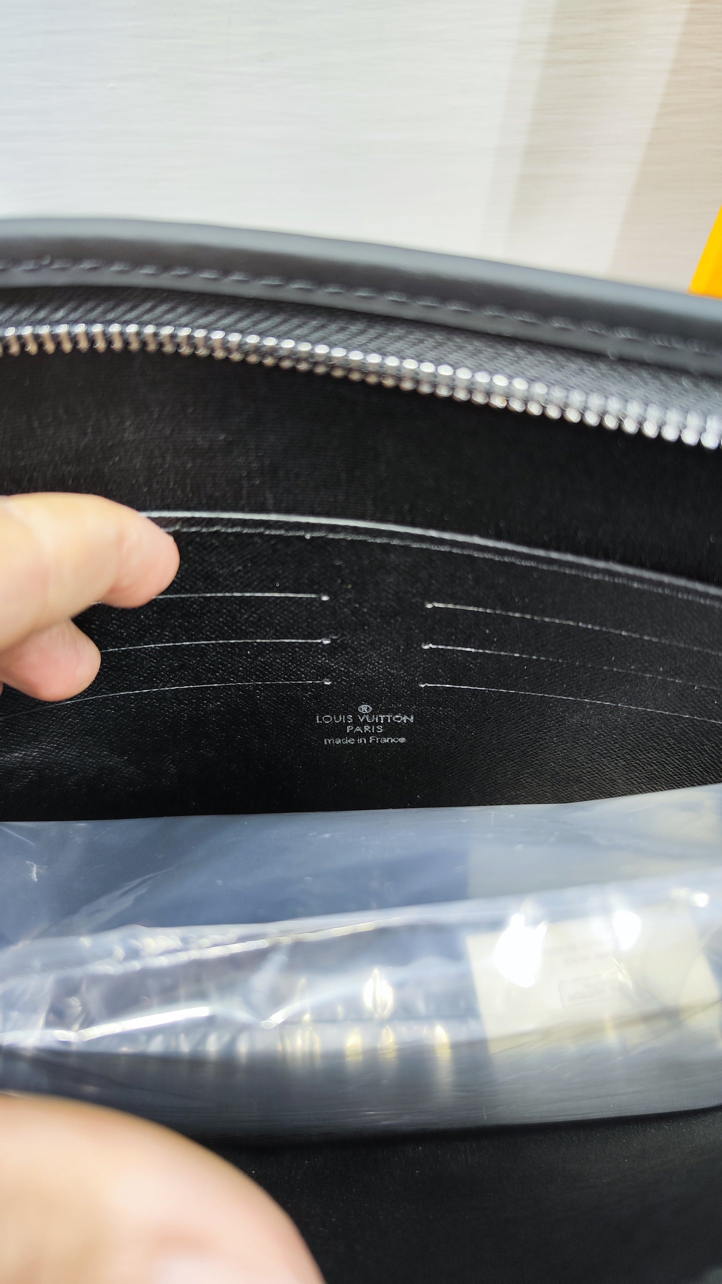LOUIS VUITTON POCHETTE VOYAGE MM DAMIER GRAPHITE