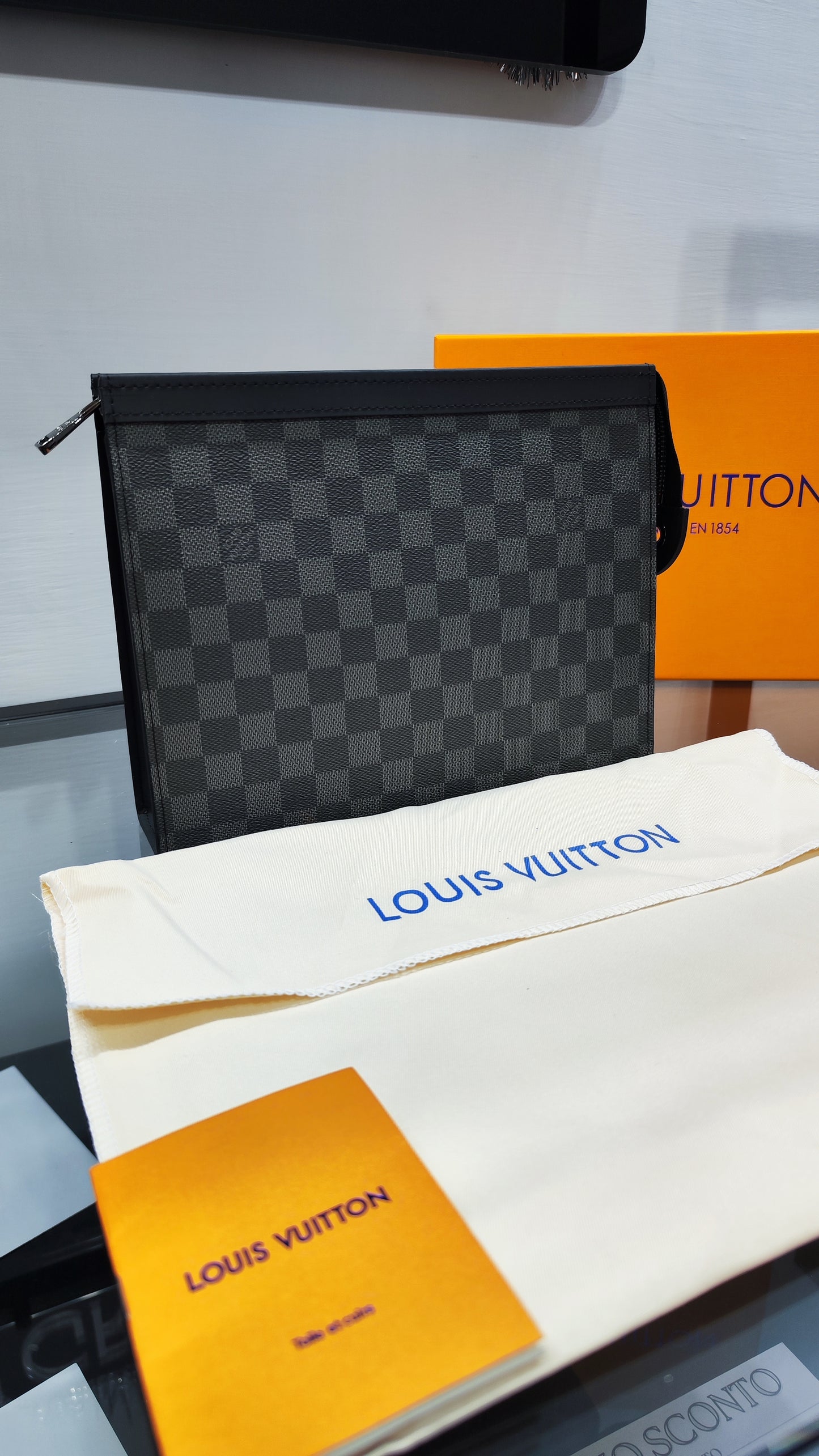 LOUIS VUITTON POCHETTE VOYAGE MM DAMIER GRAPHITE