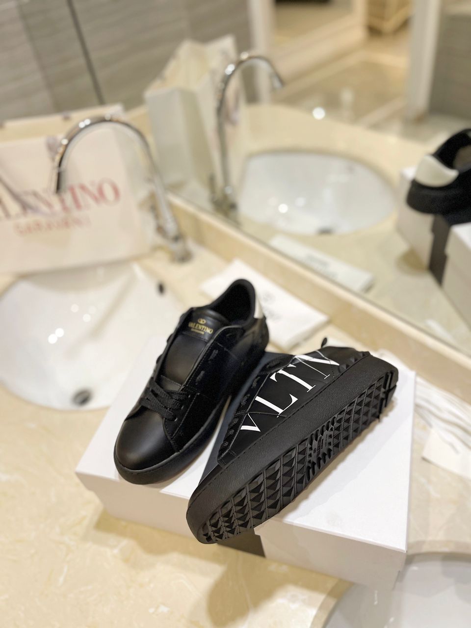 Valentino Sneaker "Open" Total Black logo VLTN